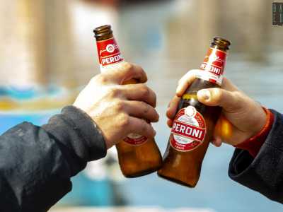 N�d�rr a la lanze, proprio grazie a questo bar, vive anche di sera, popolato da coloro che amano gustare una birra ngann a mare